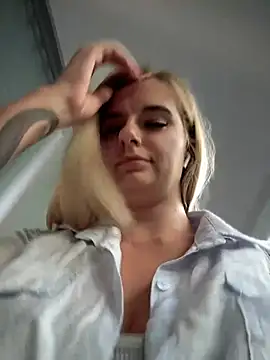 Snapshot of Betsy chatting on 02/03/25, 10:03 Betsy online show from 02/03/25, 10:03