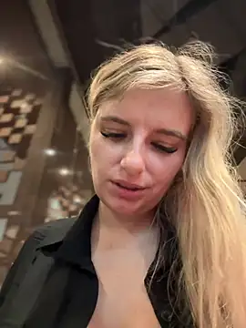 Snapshot of Betsy chatting on 01/02/25, 11:09 Betsy online show from 01/02/25, 11:09