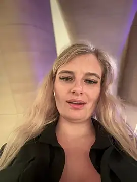 Snapshot of Betsy chatting on 01/01/25, 12:44 Betsy online show from 01/01/25, 12:44