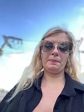 Snapshot of Betsy chatting on 01/01/25, 09:28 Betsy online show from 01/01/25, 09:28