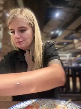 Snapshot of Betsy chatting on 01/04/25, 01:42 Betsy online show from 01/04/25, 01:42