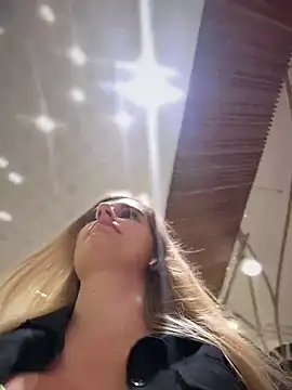 Snapshot of Betsy chatting on 02/04/25, 01:16 Betsy online show from 02/04/25, 01:16