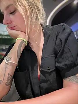 Snapshot of Betsy chatting on 01/21/25, 01:11 Betsy online show from 01/21/25, 01:11