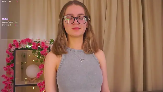 Snapshot of NyraKiss chatting on 12/18/25, 08:56 NyraKiss online show from 12/18/25, 08:56