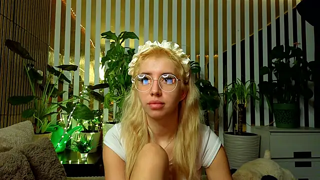 FlowweerGirl online show from 12/13/25, 10:27