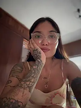 LuXarumi online show from 12/16/25, 07:51