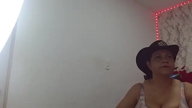 Snapshot of Danna_LaNegra chatting on 12/16/25, 02:10 Danna LaNegra online show from 12/16/25, 02:10