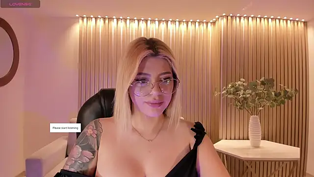 Snapshot of MadisonKane chatting on 06/15/26, 11:10 MadisonKane online show from 06/15/26, 11:10