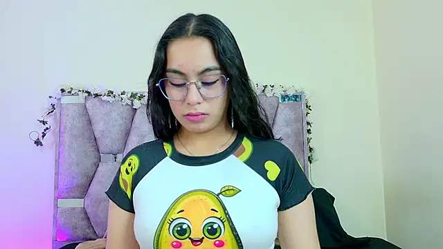 Snapshot of iris_and_damian chatting on 03/04/26, 10:45 iris and damian online show from 03/04/26, 10:45