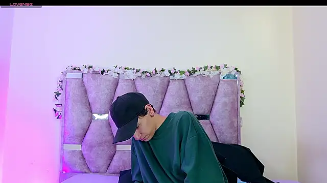 Snapshot of iris_and_damian chatting on 03/10/26, 05:17 iris and damian online show from 03/10/26, 05:17