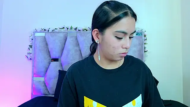 Snapshot of iris_and_damian chatting on 04/07/26, 05:15 iris and damian online show from 04/07/26, 05:15