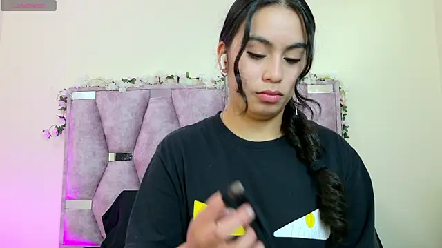 Snapshot of iris_and_damian chatting on 01/13/26, 04:22 iris and damian online show from 01/13/26, 04:22