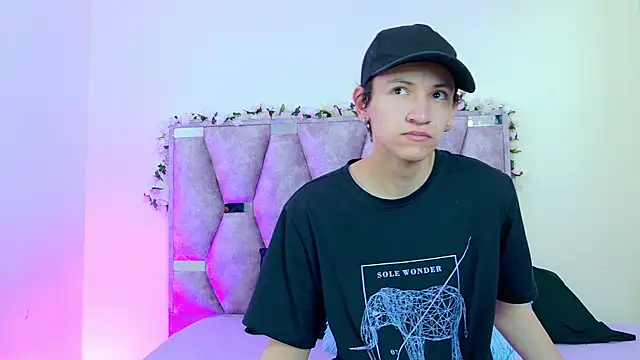 Snapshot of iris_and_damian chatting on 04/14/26, 05:29 iris and damian online show from 04/14/26, 05:29