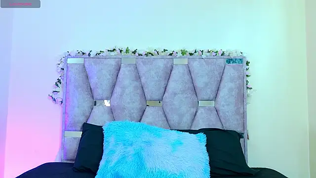 Snapshot of iris_and_damian chatting on 04/01/26, 05:21 iris and damian online show from 04/01/26, 05:21