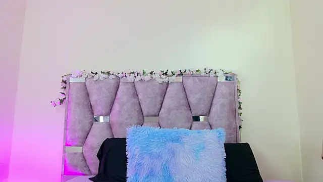 Snapshot of iris_and_damian chatting on 01/09/26, 04:25 iris and damian online show from 01/09/26, 04:25