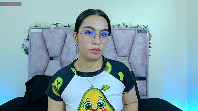 Snapshot of iris_and_damian chatting on 12/05/25, 03:43 iris and damian online show from 12/05/25, 03:43