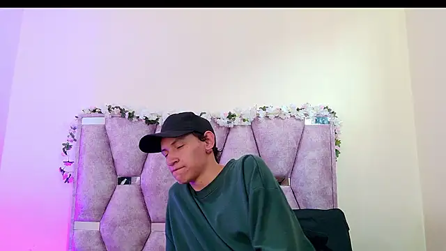 Snapshot of iris_and_damian chatting on 03/06/26, 05:19 iris and damian online show from 03/06/26, 05:19