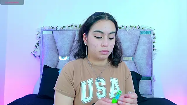 Snapshot of iris_and_damian chatting on 04/04/26, 04:24 iris and damian online show from 04/04/26, 04:24