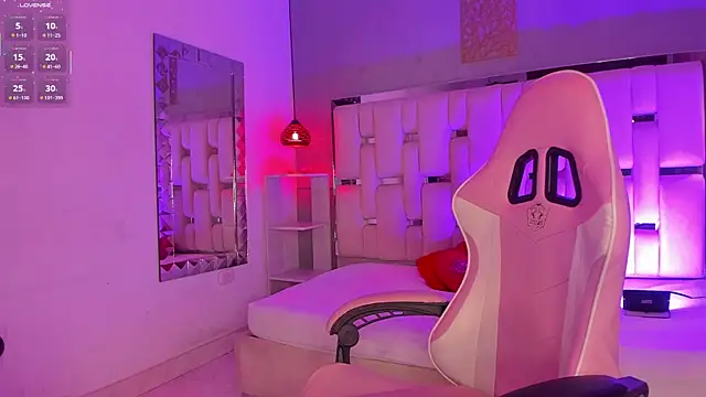 Snapshot of CloeMoon chatting on 12/05/25, 04:55 CloeMoon online show from 12/05/25, 04:55