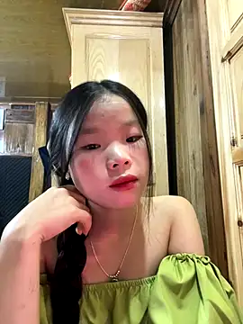 Snapshot of Heni-a chatting on 12/17/25, 07:13 Heni-a online show from 12/17/25, 07:13