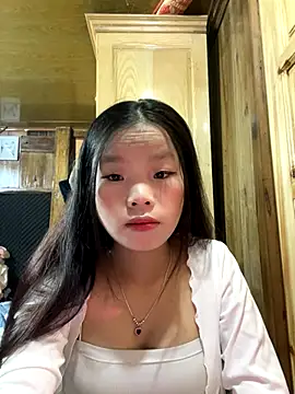 Snapshot of Heni-a chatting on 12/18/25, 01:33 Heni-a online show from 12/18/25, 01:33