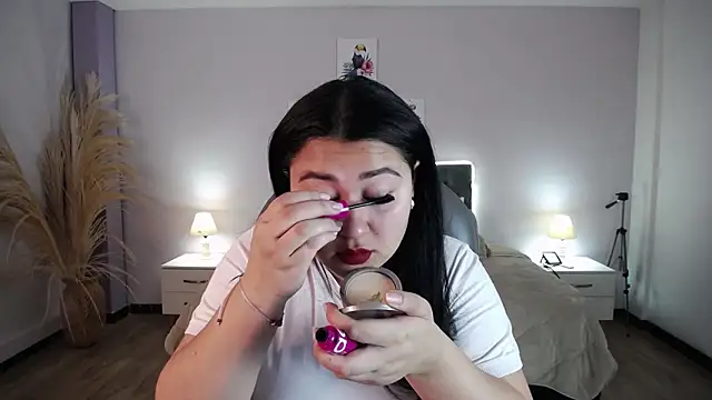 Snapshot of Emma_Charm_ chatting on 12/14/25, 12:11 Emma Charm online show from 12/14/25, 12:11