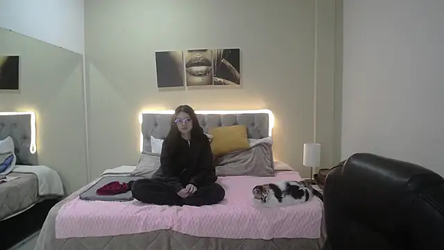 Snapshot of Eros_Nyx_ chatting on 12/17/25, 03:33 Eros Nyx online show from 12/17/25, 03:33