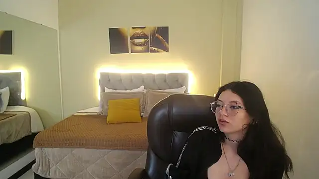 Snapshot of Eros_Nyx_ chatting on 12/18/25, 03:55 Eros Nyx online show from 12/18/25, 03:55