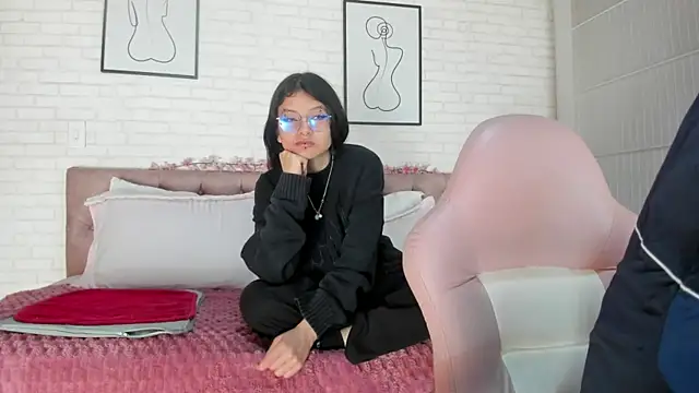 Snapshot of Eros_Nyx_ chatting on 12/22/25, 03:39 Eros Nyx online show from 12/22/25, 03:39