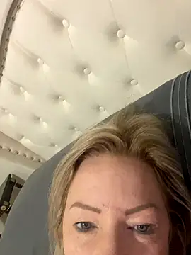 Snapshot of sinfulsara chatting on 12/18/25, 02:10 sinfulsara online show from 12/18/25, 02:10