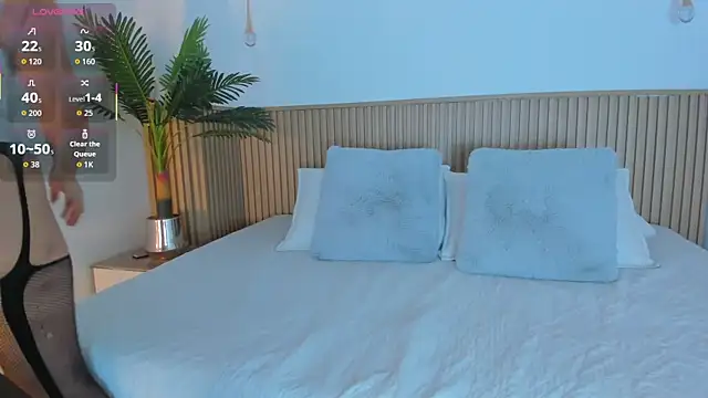 Lily Cole27 online show from 12/19/25, 11:45