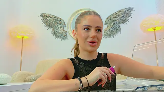 Snapshot of Vika_Fever chatting on 12/17/25, 04:28 Vika Fever online show from 12/17/25, 04:28