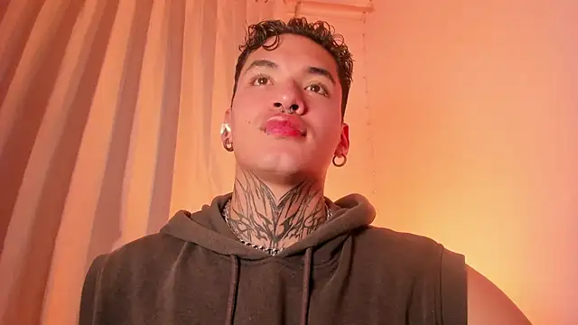 Snapshot of AlecBanne chatting on 12/15/25, 03:01 AlecBanne online show from 12/15/25, 03:01