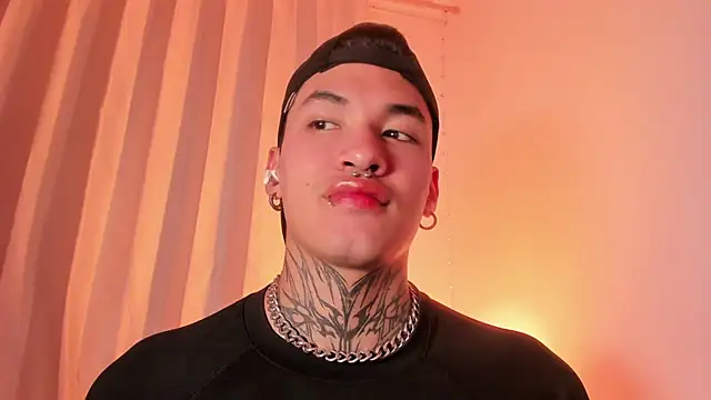 Snapshot of AlecBanne chatting on 12/19/25, 04:49 AlecBanne online show from 12/19/25, 04:49