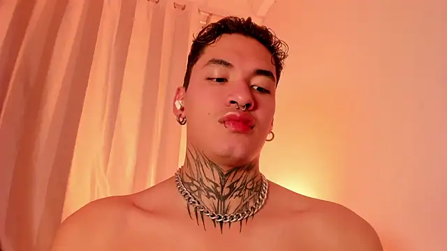 Snapshot of AlecBanne chatting on 12/18/25, 02:27 AlecBanne online show from 12/18/25, 02:27