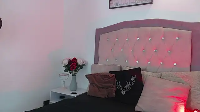 Snapshot of Isabella_Roouse chatting on 12/15/25, 01:06 Isabella Roouse online show from 12/15/25, 01:06