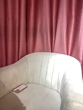 Snapshot of petite_tatis chatting on 12/18/25, 08:01 petite tatis online show from 12/18/25, 08:01