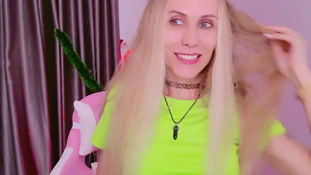 Snapshot of betty_xoxoo chatting on 12/15/25, 08:42 betty xoxoo online show from 12/15/25, 08:42