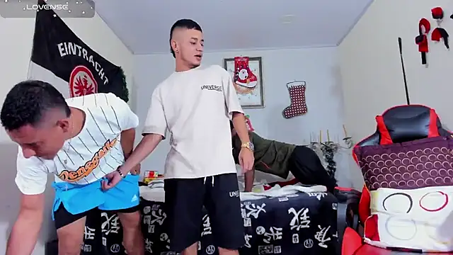 Snapshot of roomies_ chatting on 12/18/25, 07:18 roomies online show from 12/18/25, 07:18