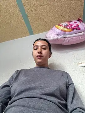 Snapshot of Alix_Rousses21 chatting on 12/18/25, 04:11 Alix Rousses21 online show from 12/18/25, 04:11