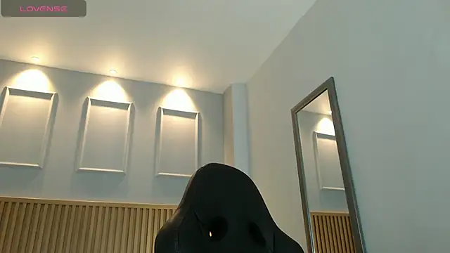 Snapshot of VENUSGREYS1 chatting on 04/29/26, 06:36 VENUSGREYS1 online show from 04/29/26, 06:36