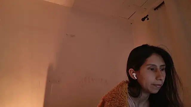 Snapshot of MoonLipsON- chatting on 07/16/26, 11:24 MoonLipsON- online show from 07/16/26, 11:24