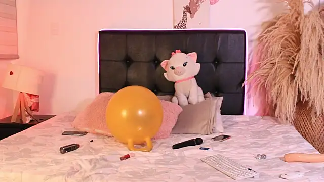 Snapshot of AllyBloom chatting on 12/16/25, 12:26 AllyBloom online show from 12/16/25, 12:26