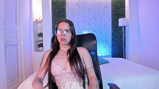 Agata Evanss online show from 12/15/25, 10:54