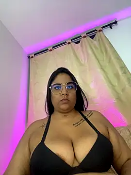 Snapshot of YenthCorona chatting on 12/17/25, 12:26 YenthCorona online show from 12/17/25, 12:26