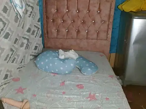 Snapshot of caro_lil chatting on 02/19/26, 06:21 caro lil online show from 02/19/26, 06:21