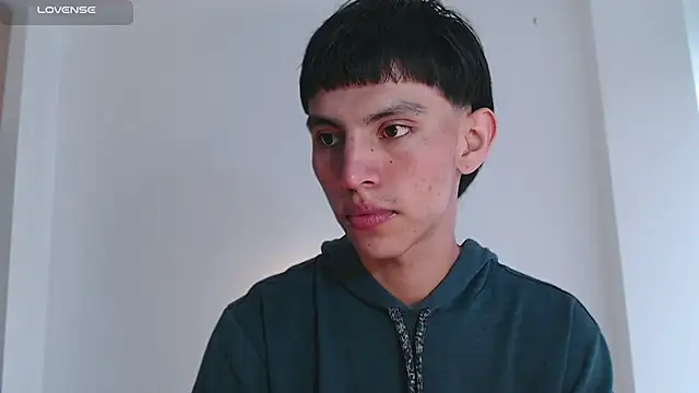 Snapshot of andrew_courtzz chatting on 12/19/25, 07:27 andrew courtzz online show from 12/19/25, 07:27