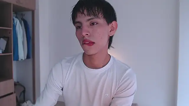 Snapshot of andrew_courtzz chatting on 02/16/26, 07:34 andrew courtzz online show from 02/16/26, 07:34