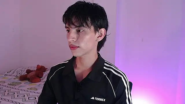 Snapshot of andrew_courtzz chatting on 05/17/26, 07:36 andrew courtzz online show from 05/17/26, 07:36