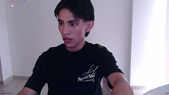 Snapshot of andrew_courtzz chatting on 12/04/25, 08:30 andrew courtzz online show from 12/04/25, 08:30